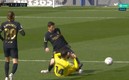 Esta es la acción en  la que Trigueros le da tremendo planchazo a Messi quien quedó muy lastimado. Foto: Captura de Pantalla Movistar Plus España