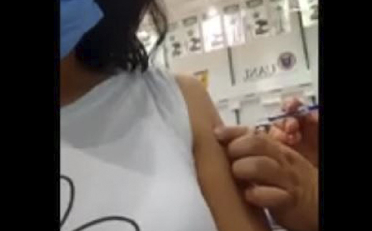 La maestra grabó el momento de la vacuna. (Foto: captura de pantalla)