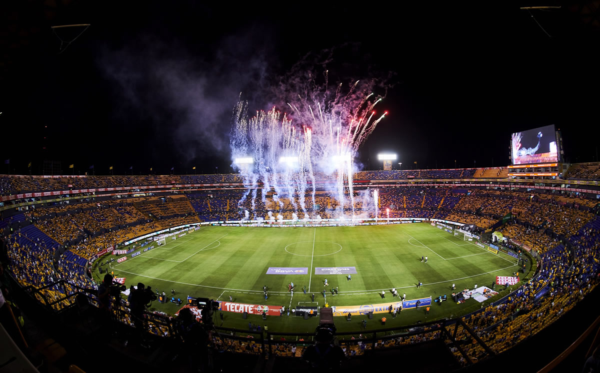 Tecate iluminó el Estadio Universitario. (Foto: Mexsport)