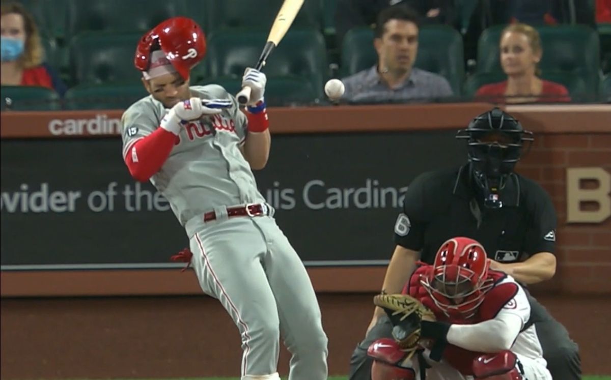 Bryce Harper recibió el primero de dos pelotazos (Captura de pantalla)