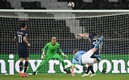 Keylor Navas no pudo evitar el gol del City y carga con el error. FOTO: AFP.