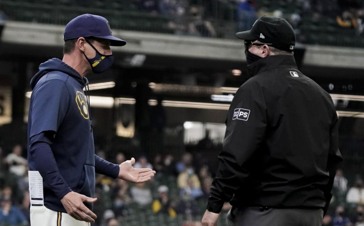 La protesta del manager Craig Counsell no cambió la decisión. (AP)