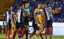 Sebastián Vegas fue expulsado tras enfrascarse con Gignac en el Clásico Regio 125. (FOTO: Mexsport)