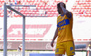 Gignac no podía creer dónde pegó el balón (Imago7)