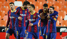 Barcelona celebra con Lionel Messi su gol de tiro libre contra Valencia. (AFP)