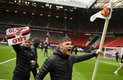 Cerca de un centenar de hinchas invadieron Old Trafford este domingo (AFP)