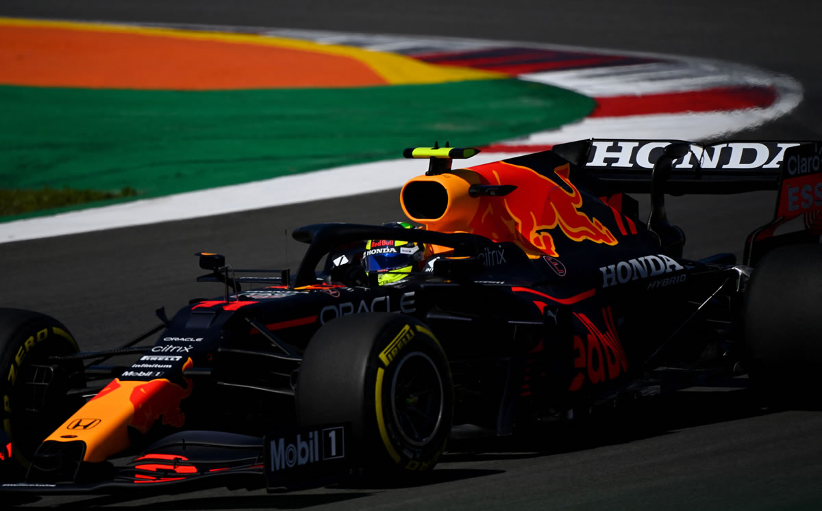 Checo Pérez lamentó el tiempo perdido ante Norris. (Foto: AFP)