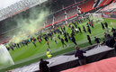 Los fanáticos protestando contra los Glazers lograron entrar a Old Trafford.