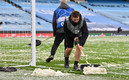 Los trabajadores trataron de retirar el hielo del campo. (FOTO: AFP)