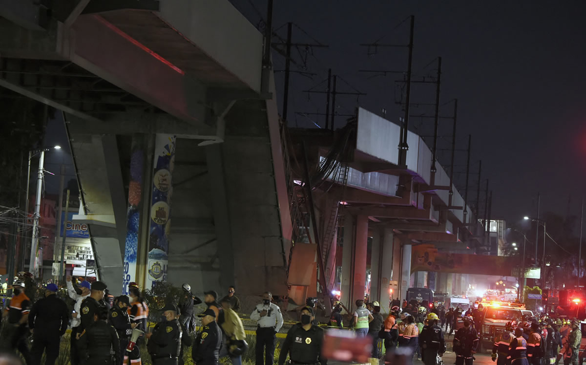 Un tramo del puente se vino abajo (AFP)