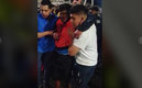 Vecinos ayudaron en las las labores del rescate en el Metro.