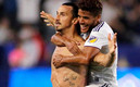 Zlatan Ibrahimovic y Jonathan dos Santos. (Getty)