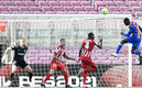 Increíble jugada que ahogó el gol. (AFP)