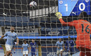 El Kun decidió cobrar a lo Panenka y le detuvieron el disparo. (Foto: @PremierLeague)