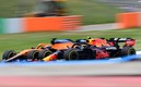 Checo justo en el momento de un rebase durante la carrera. Foto: AFP