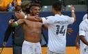 Jona festejó a lo grande su gol al lado de Chicharito. FOTO: AFP.