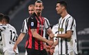Zlatan y Cristiano durante las acciones del juego este domingo en Turín. Foto: AFP
