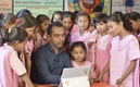 El mejor maestro del mundo 2020 con sus alumnas. (Foto: captura de video Youtube)