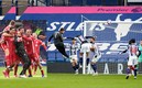 Alisson Becker hizo el tanto de la victoria al 95'. FOTOS: AFP.