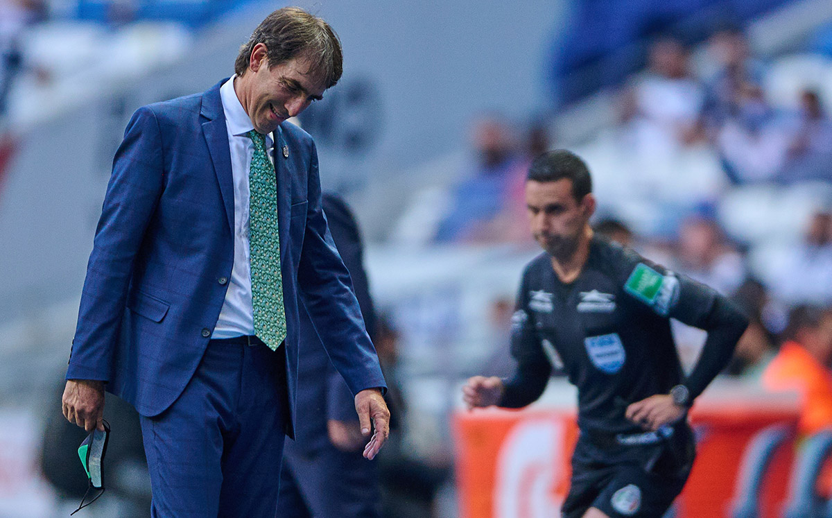 Almada no podía creer que el silbante no marcara ese penal. (Foto: Mexsport)