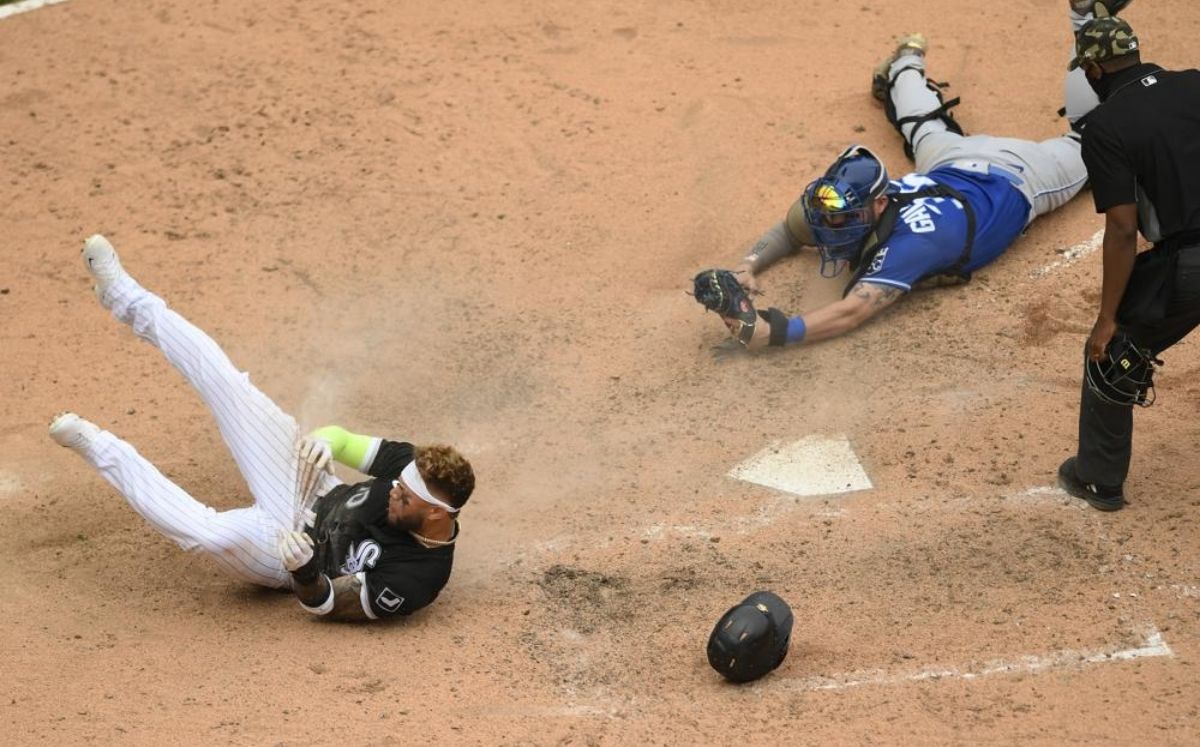 El comando central de umpires revisó la jugada y mantuvo la decisión. (AP)