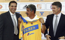 Tuca fue anunciado un 20 de mayo y en sus manos aparece con el jersey de Tigres con solo dos estrellas en el escudo. (Foto: Mexsport)