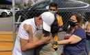 Tuca Ferretti se conmovió con la visita de la pequeña a las afueras del Universitario (FOTO: Jorge Rosales)