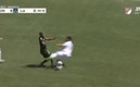 El momento de la durísima entrada sobre el peruano quien salió severamente lastimado. (Captura de Pantalla ESPN)