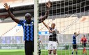 Hasta el propio Lukaku no sabía cómo festejar su rara anotación. Foto: AFP