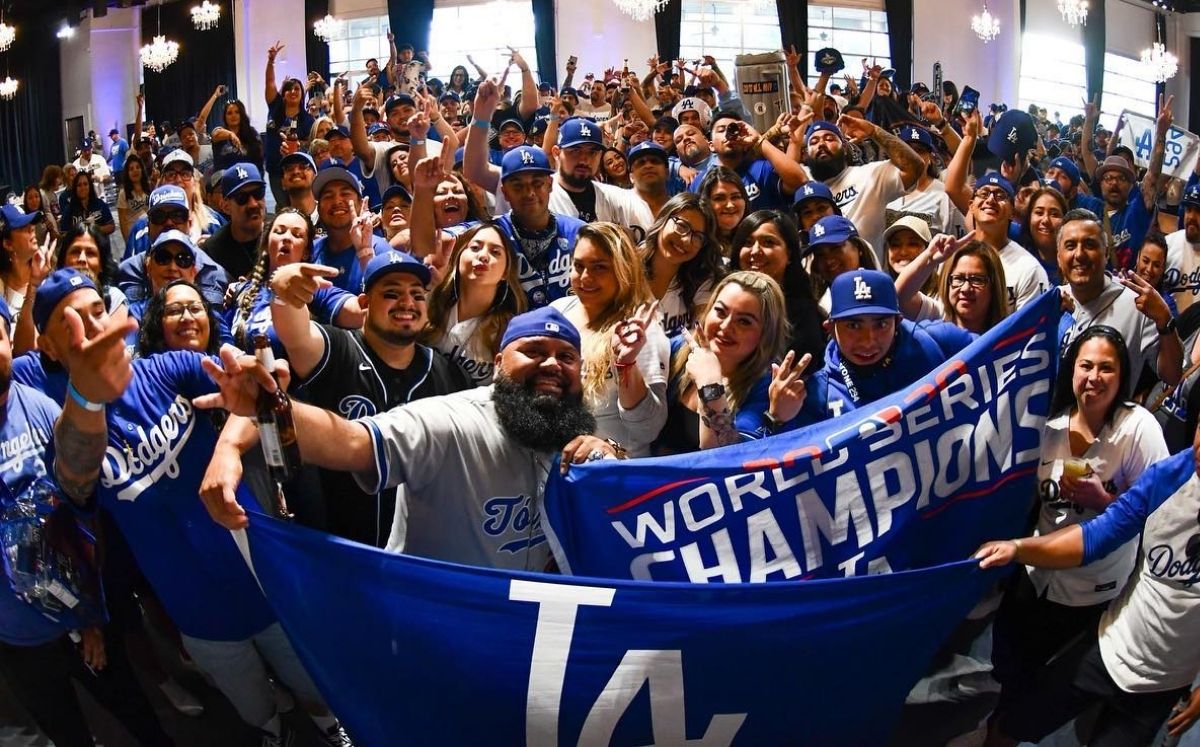 La afición de Dodgers ha ido a otros estadios a abuchear a los Astros. (fb.com/Pantone294)