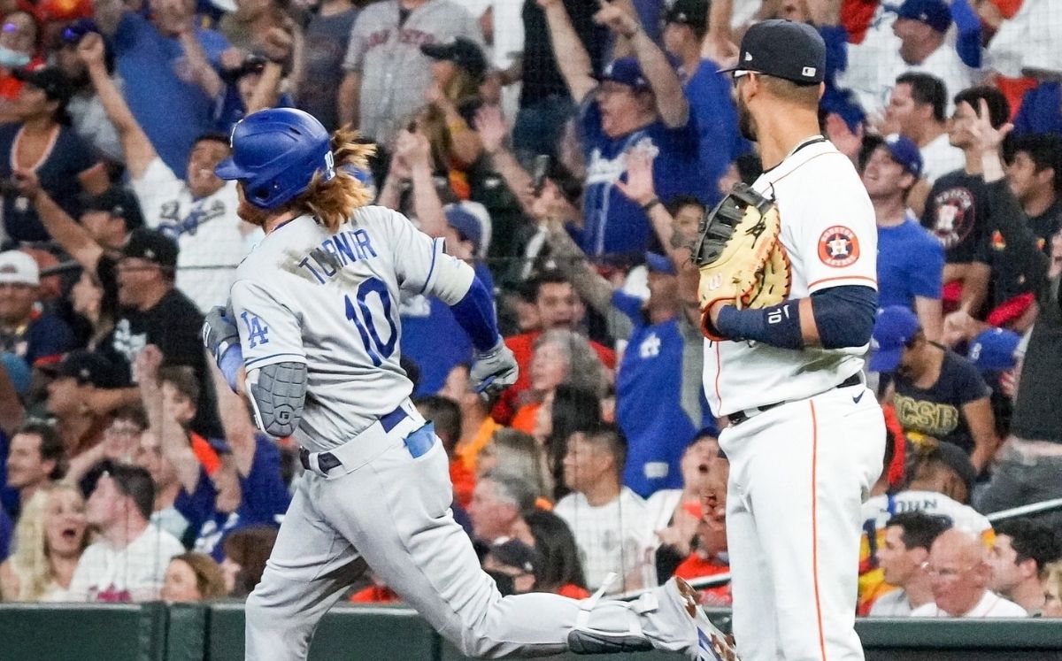 Justin Turner pegó su octavo home run de la temporada ante los Astros. (@Dodgers)