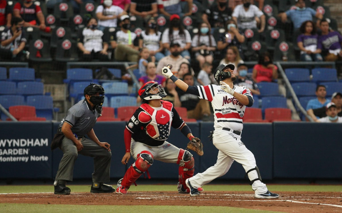 Víctor Mendoza pega un elevado. Foto: Roberto Alanís