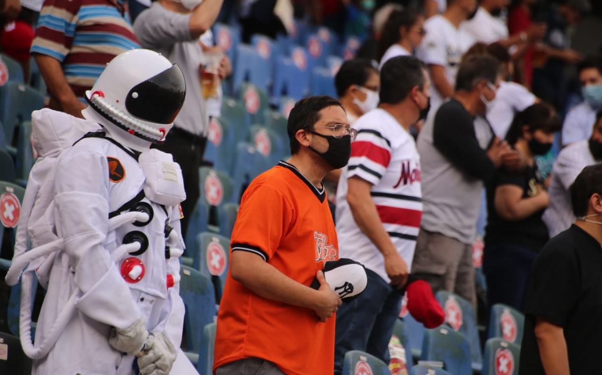 Y los disfraces no faltaron en la tribuna. Foto: Roberto Alanís