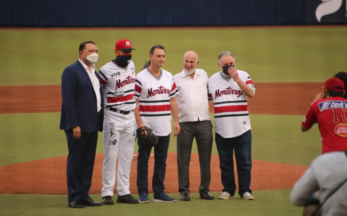 La directiva de los Sultanes previo al lanzamiento de la primera bola. Foto: Roberto Alanís