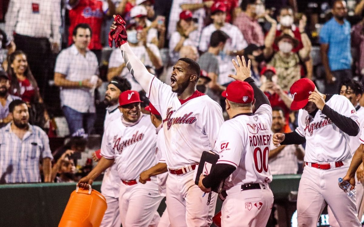Héctor Gómez le dio el triunfo a El Águila con su segundo jonrón de la noche y de la temporada. (Cortesía)