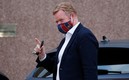 Ronald Koeman tras salir de la reunión con Laporta el martes. FOTO: Reuters.