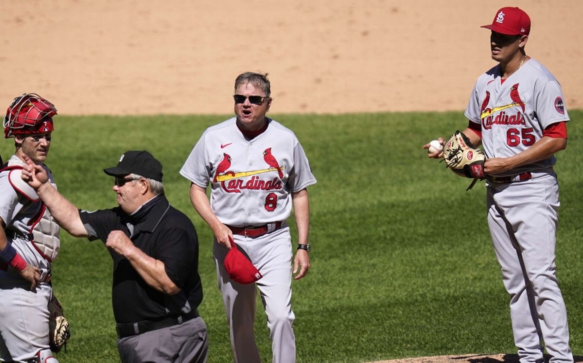 El umpire Joe West terminó expulsando al manager Mike Shildt. (MLB.com)