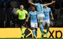 Los jugadores del City reclamaron con todo al silbante. FOTO: Reuters.