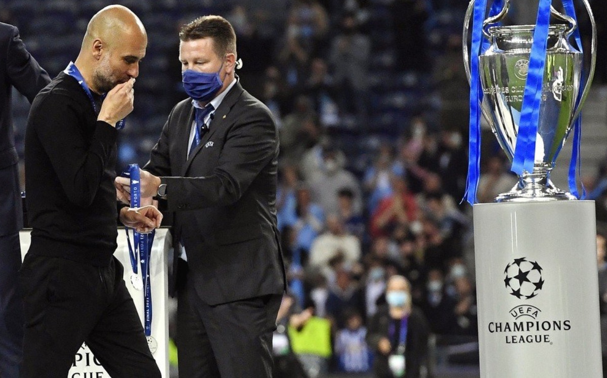 Pep Guardiola besó la medalla de subcampeón. (Foto: EFE)