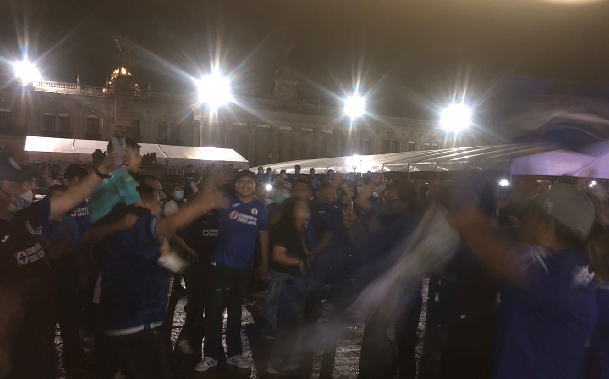 Aficionados invadieron la Macroplaza. (Foto: Cortesía @POSTADeportes)