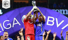 Jesús Corona y Cata Domínguez levantan el trofeo con Cruz Azul. (Imago7)
