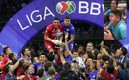 El fanático cruzazulino fue consolado por sus amigos. FOTO: Reuters.