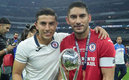 Corona celebrando el título junto a su hijo.