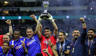Jesús Corona con el trofeo de la Liga MX. (Imago7)