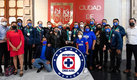 Sheinbaum posa con el trofeo de campeón de la Liga MX del Cruz Azul. (TW @ClaudiaShein)