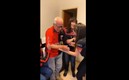 Las nietas festejando con su abuelito el título de Colón. Foto: Captura de Pantalla