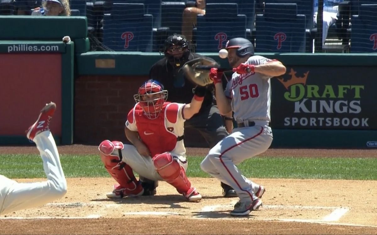 El jugador pudo dejar el terreno por su propio pie. (@TrashCanbsbl)