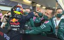 El piloto mexicano se fue a abrazar con sus excompañeros que tuvo durante 2 años. Foto: Captura de Pantalla Fox Sports