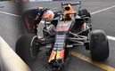 Verstappen tras bajarse de su bólido luego de chocar por la ponchadura. Foto: AFP