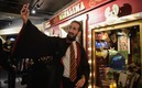 Los fans disfrutaron el primer día de la tienda. Foto: AFP